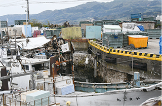 （輪島港）海底が約1.5m隆起して浅瀬となり、漁船が出港できない状況