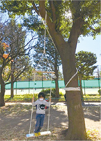 手作りブランコで遊ぶ子どもの写真