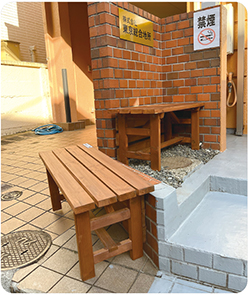 喜多見8丁目 不動産店舗のベンチの設置の写真