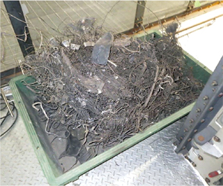 可燃ごみを焼却している清掃工場の停止の原因となった金属系ごみの写真