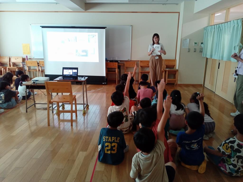 子どもが手を挙げている様子