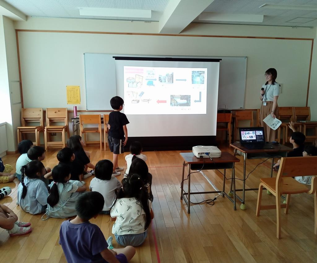 子どもが答えている様子