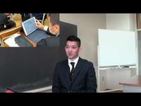 男性が学習アプリを活用した学びについて説明する場面