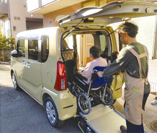 車いす対応の福祉車両の写真