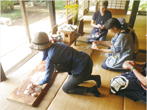 月見団子づくりの様子の写真