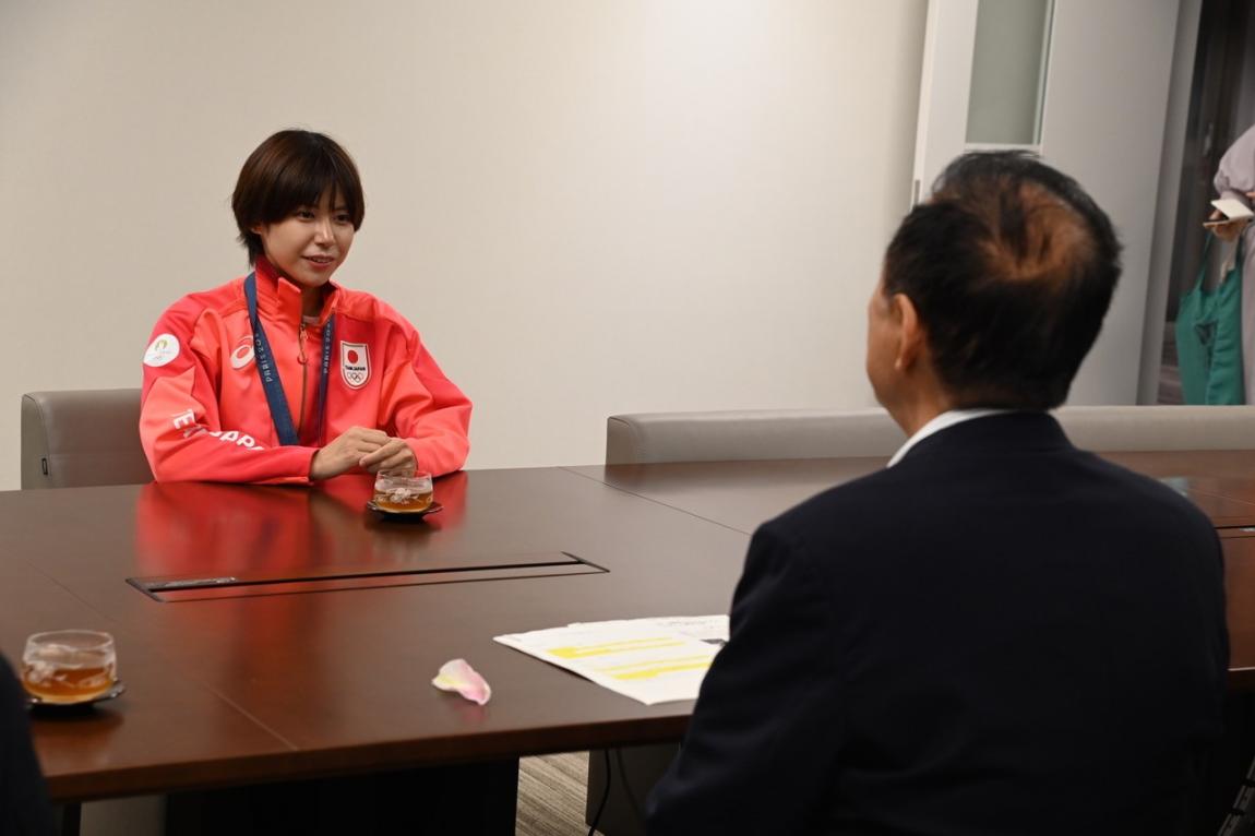区長と対談している様子