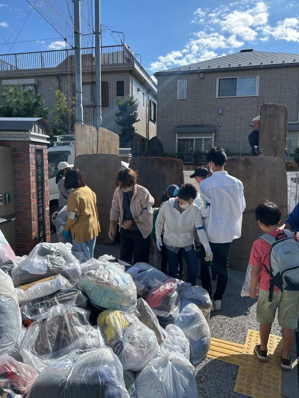 若林小学校での古着古布回収の様子