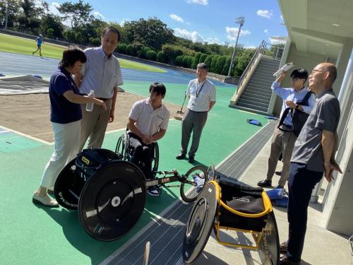 レーサーの説明をする古畑選手