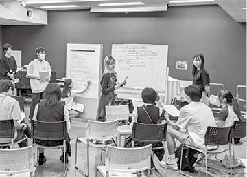 子ども条例検討プロジェクトの様子（話し合っている子どもたちの写真）