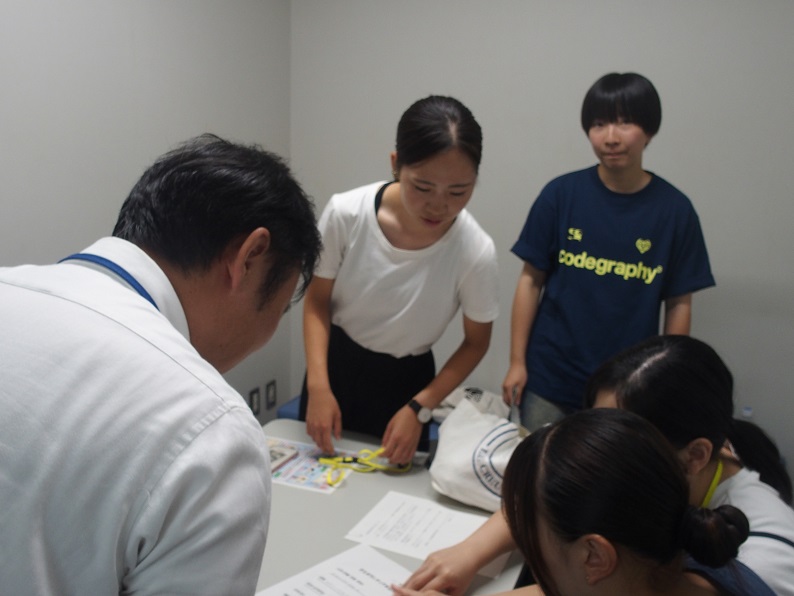 説明を受ける様子2