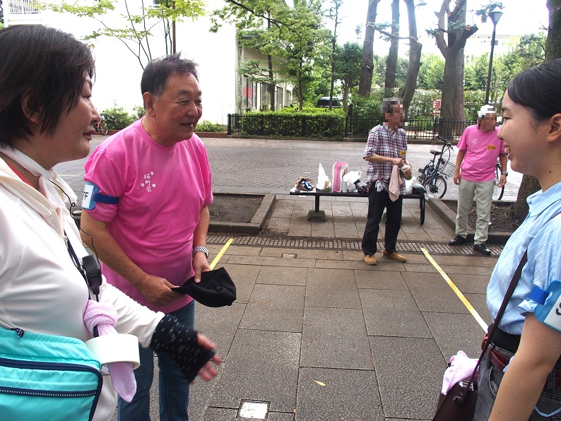 桜町会の方とお話しする様子