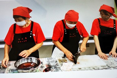 出前授業での調理作業の様子
