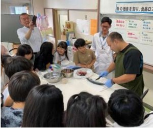 さばをさばきかたを見学