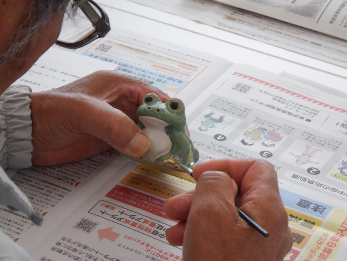 カエルの陶器を金継ぎしている様子