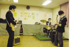 中高生がバンド演奏をしている様子