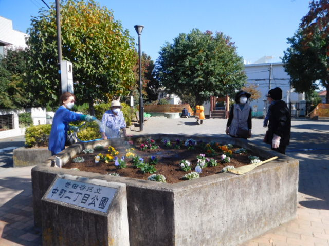 上野毛駅前花壇 手入れ様子