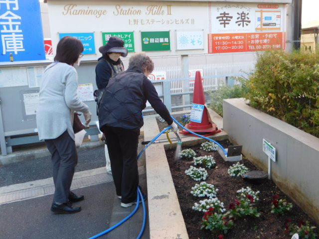上野毛駅前花壇 手入れ様子