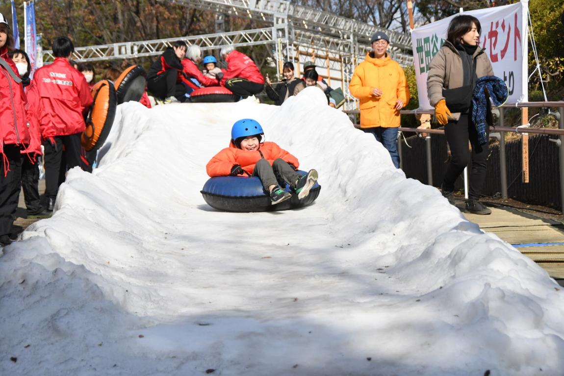 雪のすべり台
