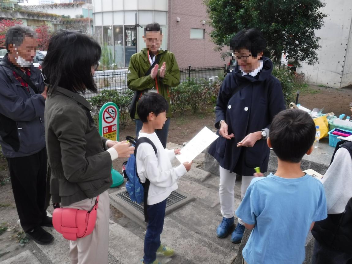 完歩賞を受け取る子ども
