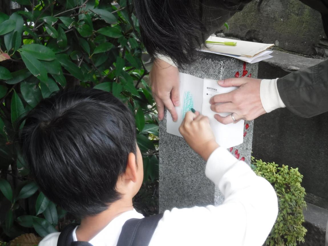 拓本どりをする子ども