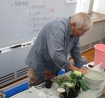 講師による寄せ植え制作の実演