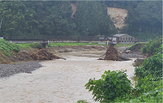 豪雨で倒壊した橋の様子（10月3日、輪島市）の写真