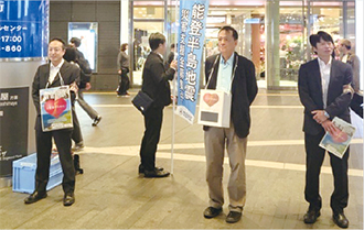 街頭（駅頭）募金の様子（10月6日、二子玉川駅）の写真