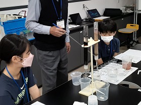 水をきれいにする活性炭のひみつの実験画像