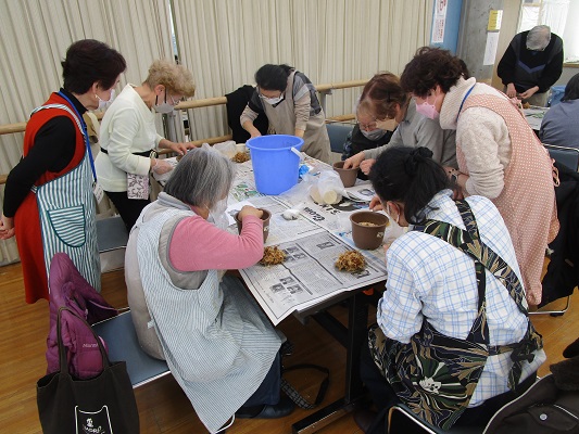 さぎ草の植え付けをする参加者の様子