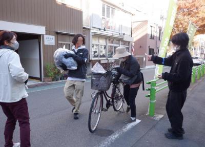 三軒茶屋小学校古着古布回収の様子