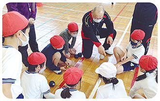 学校でのスポーツ教室の写真