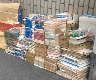 1つの資源・ごみ集積所に排出された多量の古紙の写真