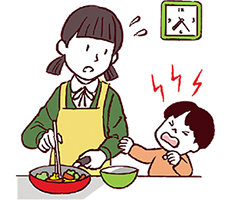 朝、何かをせがんでいる幼いきょうだいに袖を引っ張られながら、制服の上にエプロンを掛けてフライパンで調理をする学生のイラスト