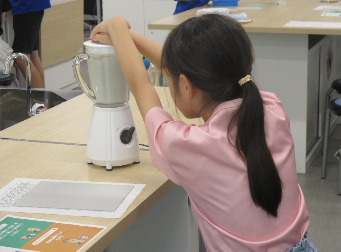 手すきはがきを作っている様子