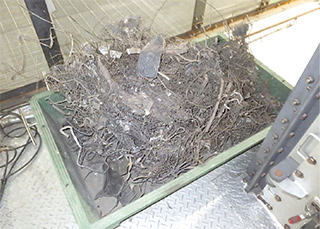 清掃工場の故障の原因となる金属片の写真