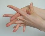 指の間を洗っている様子