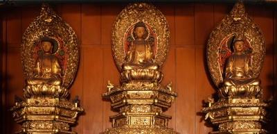 左から阿弥陀如来坐像　釈迦如来坐像　弥勒菩薩坐像