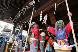 与えられたスルメを掲げて喜ぶ鬼の様子