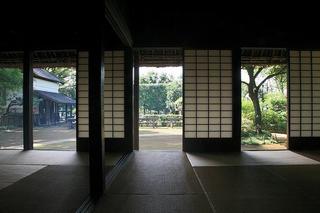 旧長崎家住宅座敷から庭を見る