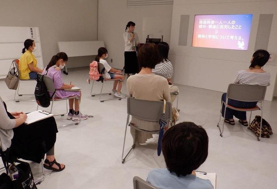 しょうけい館学芸員の解説の写真