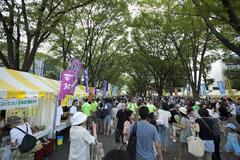 来場者でにぎわうふるさと区民まつり物産展の写真