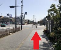 玉川税務署を通過し、道なりにお進みください。