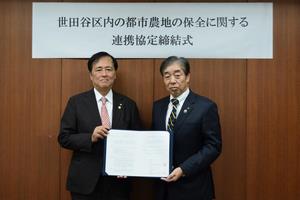 連携協定締結式写真（左：保坂区長、右：東京中央農業協同組合代表理事組合長）