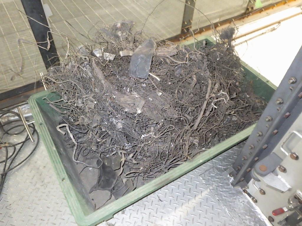 可燃ごみを処理する清掃工場で見つかった、金属等が絡まった不燃物