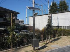 ソーラーパネル付き街路灯の写真