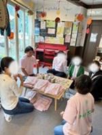 テーブルを囲む様子