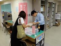 フードドライブの食品を窓口で受け取る様子