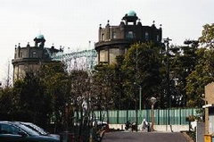 双子の給水塔の聳え立つ風景