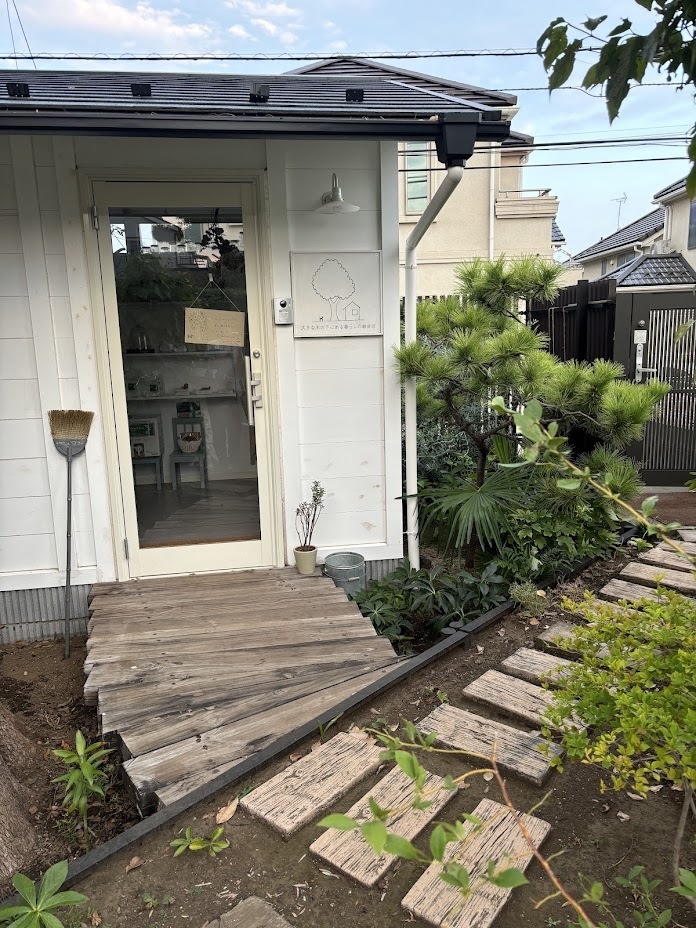 大きな木の下にある雑貨店