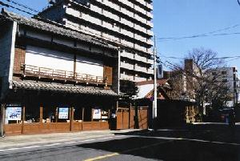 「山本農機・山本善水商店」を中心とした旧甲州街道の街並